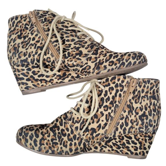DV8 Dolce Vita Brady Wedge Leopard Microsuede Ankle Booties Zip & Lace 6 - Picture 5 of 14